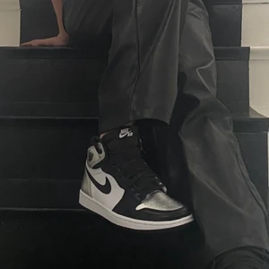 JORDAN 1 SILVER TOE - Jordan 1s silver toe använt dom några gånger, skick 9/10 lite creasing bara! Har förmodligen kvar originalboxen samt digitalt kvitto! Pris kan diskuteras!!!❤️‍🔥 och köparen står för frakt