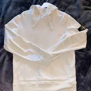 Stone island hoodie beige - Hej! Säljer min stone island hoddie i storlek medium då jag tröttnat på märket! Använd några få gånger och alltid tvättad utan märke på. Skick 9/10 (nästan ny) inga hål, fläckar, flaws eller liknande. 