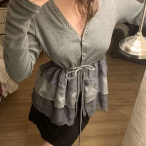 Unik topp - Säljer denna coola koftan/toppen som har varit min mammas. Strl L men sitter snyggt på mig som ofta bär S