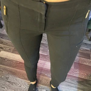 Massimo Dutti kostymbyxor - Massimo Dutti kostymbyxor med fina detaljer. Bra skick. Storlek XS.