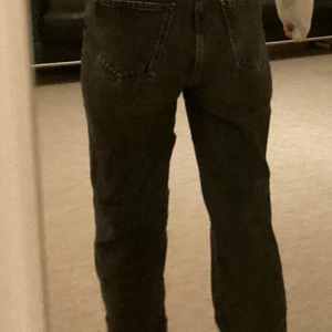 Mörkgråa zara straight jeans - Jag är 175 och dem är längre än till fötterna på mig!!