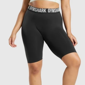 Gymshark shorts (nyskick) - Sköna och snygga träningsshorts från gymshark i storlek S som är helt oanvända🦋 sitter jättebra och glider inte heller ner pga detaljen i midjan (se sista bilden). Hör av er vid minsta fundering eller intresse!💕💕 vid snabb affär kan pris diskuteras!!
