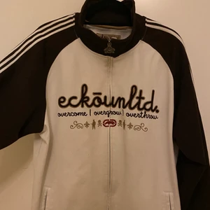 Eckö tröja - Riktigt snygg zip-up tröja från eckö unltd. Den är ca 17 år gammal så säljs inte längre, även fast den är så gammal syns det absolut inte i den då den är i riktigt bra skick. Storlek xl och på sista bilden ser ni hur den sitter på mig som har S