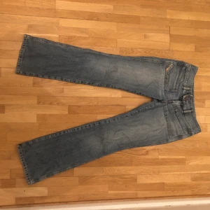diessel  - byxor från diesel som är för små för mig så kn inte visa på tyvärr🌟 men iaf de är jättebra skick och storlek 27, höft måttet är 84-83 runtom👍 vet inte vrf bilden är sne