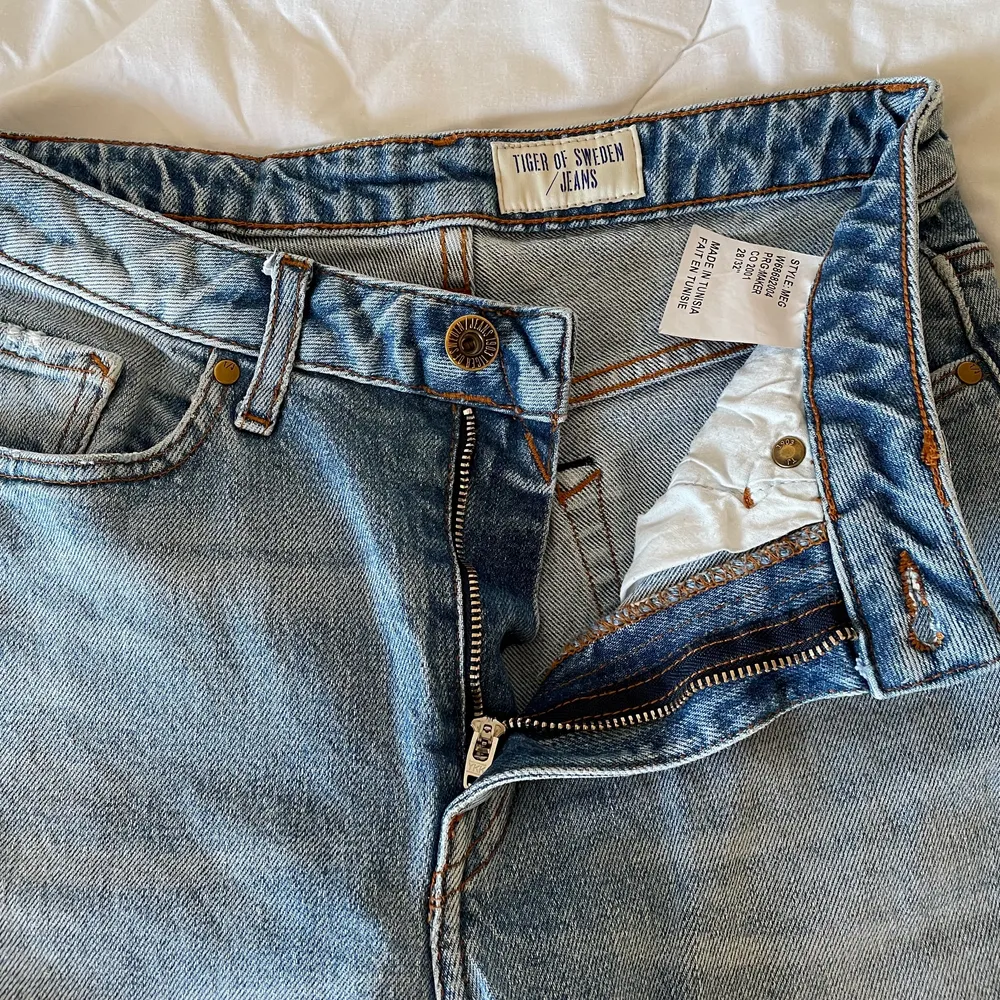 Säljer mina jättefina midrise jeans från Tiger of Sweden då de tyvärr är alldeles för små för mig som normalt har storlek 38 i jeans. Det står att de är storlek 28/32”, men innerbensmåttet är bara 70cm. Köparen står för frakt! Buda i kommentarerna! Nypris ca. 900kr.. Jeans & Byxor.