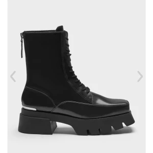 Helt nya boots!  - Aldrig använda, kommer i orginalförpackning. Tull och frakt är betalt men avdraget i priset. (1500 nypris till Sverige). Dom var tyvärr för stora. Supersköna, skönaste bootsen jag provat! Kan även skicka, men helst mötas upp! 