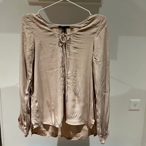 Blus  - Beige blus från Forever 21, storlek s. Frakt priset baseras på vikten! 