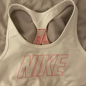 Träningstopp - Jätte fin men har blivit lite förliten för mig , strl S 