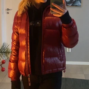 Levisjacka strl XS - Trendig Levisjacka i storlek XS. Använd fåtal gånger, ser ut som ny❤️‍🔥❤️‍🔥 nypris: 1300kr 