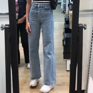 Zara jeans  - Snygga zara jeans i strl 32. Hittar dom inte på hemsidan så säljs nog inte längre. Använda men i topp skick, dragkedjan är bytt precis och dom är inte använda något efter bytet. 399kr nypris. Jag är 170