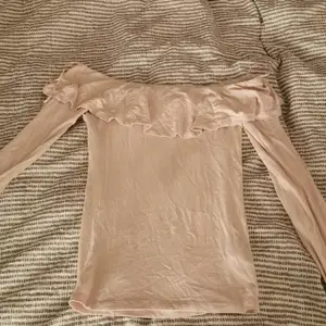 Jag säljer denna tröja pågrund av att den inte kommer till användning. Tröjan är i baby rosa färg och har vålanger det är bara att kontakta vid intresse 💖
