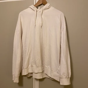 Vit hoodie L  - Flyttrensar- Säljer massa med plagg till billiga priser!!! Samfraktar så kolla mina andra annonser. Frakt efter paketets vikt, ansvarar ej för postens hantering av paket. Hör av dig vid frågor :)