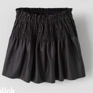 Jätte fin skinn kjol från Saras barnavdelning. Stl 164 men passar mig som har S!!