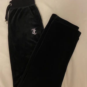 Juicy Couture byxor - Lägger upp igen pga oseriösa köpare! Säljer dessa skitsnygga Juicy Couture byxorna, inga defekter och alla stenar sitter kvar, passar XS/S. Jag är 167 cm och de är ner till golvet på mig. Buda eller köp direkt för 750kr (endast seriösa bud!)