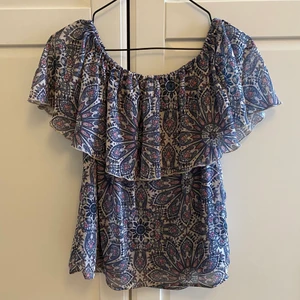 Blus  - Säljer denna multifärgade blus i en blå/lila nyans. Endast använd en gång. 