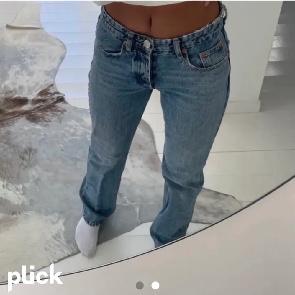 Mid waist jeans från zara bilderna är lånade men det är exakt samma jeans i samma storlek! kom privat för funderingar❤️slutsålda i alla storlekar men detta är 34. Jeans & Byxor.