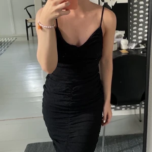 Slutsåld klänning från zara  - (Lägger upp igen pga oseriös köpare) Helt slutsåld klänning från zara som aldrig är använd, väldigt fin och figurnära och ger kroppen asfina former! Köpt för typ 600 kr!