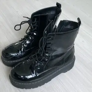 Svarta glansiga boots. ”dr martens” typ plattform 