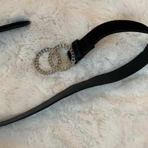 Skärp - Ifrån dollarstore 60 kr. Samet i skärpet. Skärpet har många hål