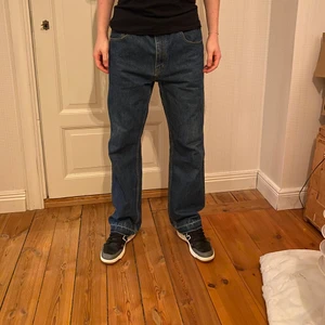 Jeans - Ett par baggy straight jeans jag använt ett fåtal gånger, när jag köpte dem var de för korta så jag har förlängt de längst ner! Annars inga defekter på byxorna!