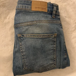 Jeans  - Blåa jeans från Gina utsvängda i storlek M knappt använda 