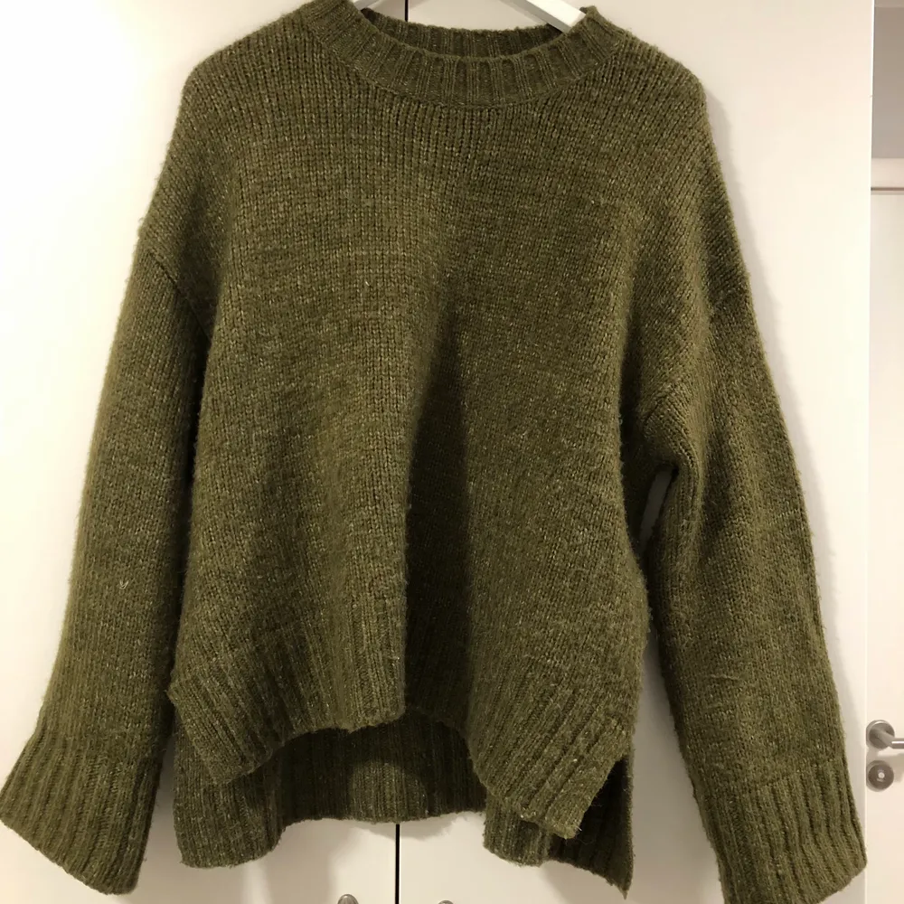 Fin stickad olivgrön tröja från GinaTricot som inte kommit särskilt mycket till användning och förtjänar en ny ägare. I fint skick.. Tröjor & Koftor.