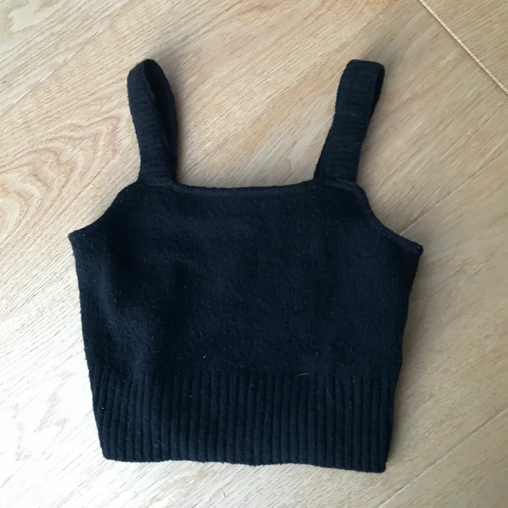 Stickat svart linne från H&M! Köpte för något år sen men knappt använt. 💞 Passar flera storlekar . Toppar.