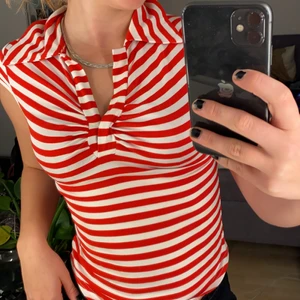 Randig topp - Säljer denna supersöta vit/röd randiga topp som sitter så fint på. Ganska tajt i modellen och passar XS-S. Köpt secondhand men har knappt annvänt❤️❤️❤️