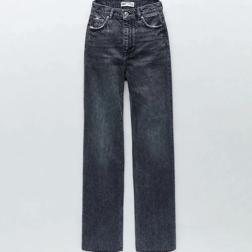 Säljer dessa snygga byxor från zara i storlek 38 😍😍. Jeans & Byxor.