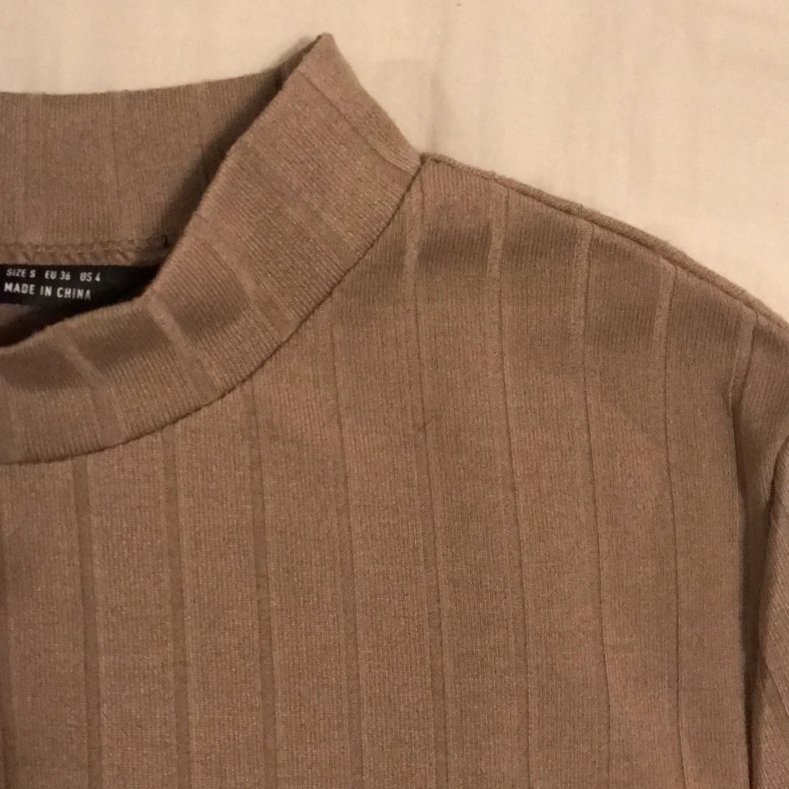 En beige tröja - 90