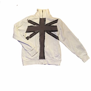 Kofta - Jätte cool och udda tröja med polo från Guess!🤍 den är knappt använd och i väldigt fint skick. Den är i storlek S i herrmodell🤍