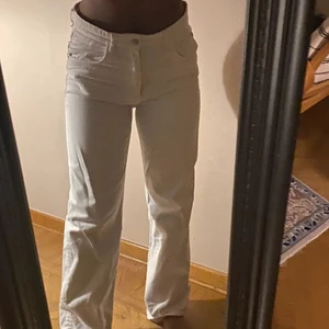 Vita zara jeans - Säljer dessa som inte kommer till användning, strl 40 så sitter snyggt oversized, från zara 💛💛 frakt 66kr. Spegeln som är smutsig inte byxorna ☀️