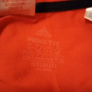 Adidas shirt 11-12yr old size 152 - Adidas, size 152, 11-12 år gamal, röd, t-shirt, long köparen står för frakt 66 kr säljer då för att jag inte tyckte den passade min stil