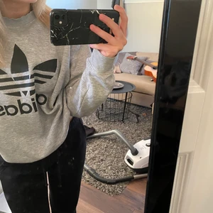 Grå adidas sweater i storlek S - Bra skick, kontakta för fler bilder. 