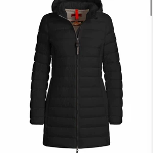 Parajumper dam jacka Super light weight  - Parajumper dam jacka storlek large använd ett fåtal gånger köpt för 1 år sedan skick 8/10 äkta nypris 4700 säljer för 1500