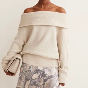 Off shoulder tröja - Säljer denna super mysiga och sköna off shoulder tröjan. Aldrig använd. Nypris är 199kr och den är slutsåld.