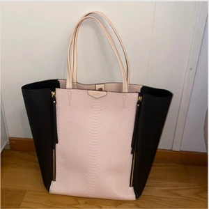 Victoria Secret väska  - En äkta rosa svart Victoria Secret väska, den har två Dragkedjor som kan göra så väskan får mer utrymme, den är helt oanvänd. Priset kan diskuteras, och det är bara att höra av sig för frågor och intresse vid köp!