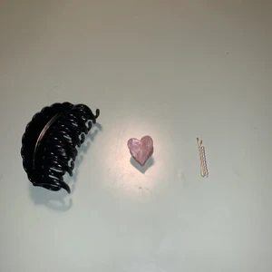 3 hårklämmor/hårspännen - 1. Svart hårklämma från italien, fin design! Köpt för 20kr säljer för 10kr.                                                             2. Liten hjärt hårklämma från glutter! Fick den i min julkalender men använder den inte!10kr.                            3. Hårspänne med pärlor på från min glitter kalender! 5kr. Om du vill köpa alla kostar det 20kr