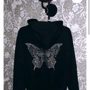 Lecacci hoodie - Storlek m passar även s, jättefin men har inte kommit till användning så den är som ny, limited nypris 799kr mitt pris 650kr eller bud🦋