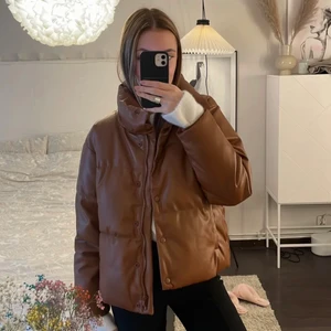 Jacka - Intressekoll på min superfina bruna puffer jacka i skinnimitation från Stradivarius. Använd 2 gånger, inga defekter alls, nyskick. Nypris 559kr. Säljer endast vid bra bud. Om flera är intresserade startas budgivning 💕