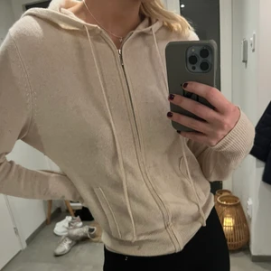 Soft Goat zip hoodie  - Säljer min soft goat hoodie då den inte längre kommer till användning. Inte använd alls mycket, den har dock ett litet hål på ryggen men syns knappt med luvan över (därav priset)  Nypris: 2095kr. Köparen står för frakt, kan annars mötas i GBG.💕