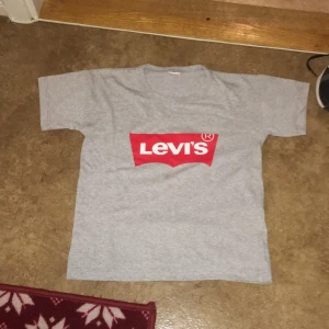 T-shirt  - Som ny betalning sker via Swish 