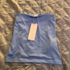 baby blått linne - Säljer ett blått linne pga att den tyvärr aldrig kommit till användning,smala band vid axlarna och materialet är polyester, strl xxs men passar även en liten xs,prislappen sitter kvar,där står det även hur mycket den köptes för och vilken strl det är,köpte för 69kr men säljer den för 40kr, om du inte bor i Stocholm så tillkommer det frakt på 66kr annars går det jättebra att mötas upp. frakten står man för helt själv!💕