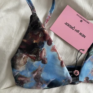 Bikini - Snygg bikinitopp med änglar på! Oanvänd med lappen kvar, endast testad. Passade mig ej tyvärr, tycker den är så fin! 