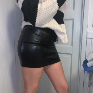 Skinn Kjol - Super fin skinn kjol från Nelly. Använd fåtal gånger, köparen står för frakt.