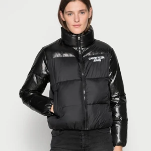 Calvin Klein vinterjacka - INTRESSEKOLL på min fina, nästintill oanvända vinterjacka från Calvin Klein. Normal i storleken, bra tjock och väldigt mysig. Säljer då jag använder en annan jacka. Kan sälja vid bra bud! Jag bjuder på frakt⚡️ (köpt på Zalando oktober 2021)