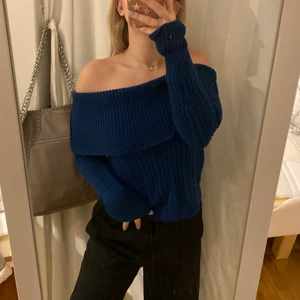 Stickad tröja från hollister  - Stickad tröja från hollister i bra skick. En superfin färg och sitter snyggt offshoulder 