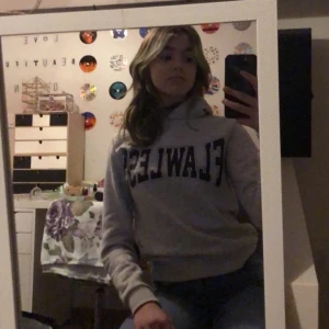 Grå hoodie med tryck - Säljer denna fina hoodie från Gina. Säljer den pga av att den inte kommer till användning. Om annan frakt önskas fixar jag det.