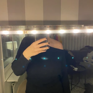 Stickad tröja  - Svart stickad tröja från na-kd strl S! Tröjan är väl använd men fortfarande i ett fint skick, lite ”sliten” vid slutet av ärmarna men inget som syns eller märks. Säljer pga att jag inte använder den längre