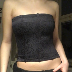 Svart korsett  - Går att ha med spännena fram eller bak :) Går att ha under eller över brösten💕